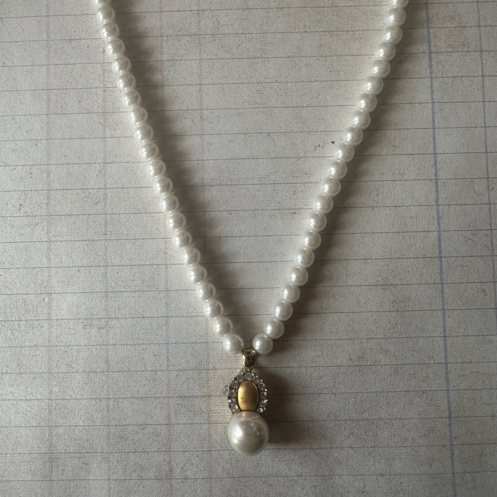 Elegant Pearl Necklace with Gold Accents - Picture 3 of 11